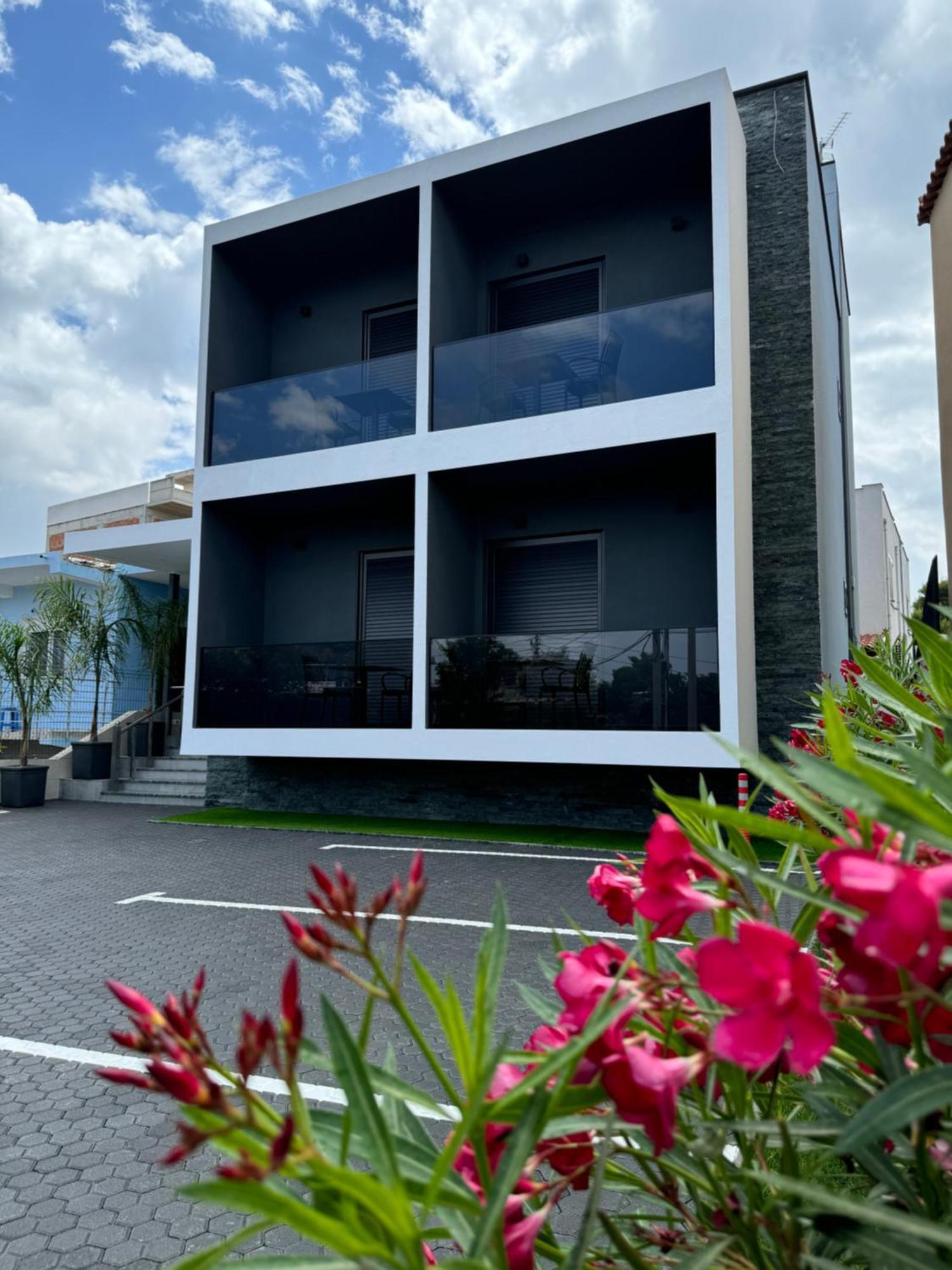 Kevin'S Aparthotel Vlore Exterior photo