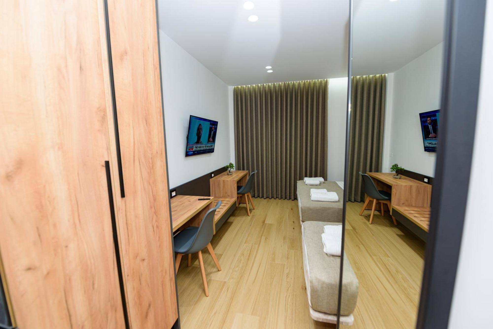 Kevin'S Aparthotel Vlore Exterior photo