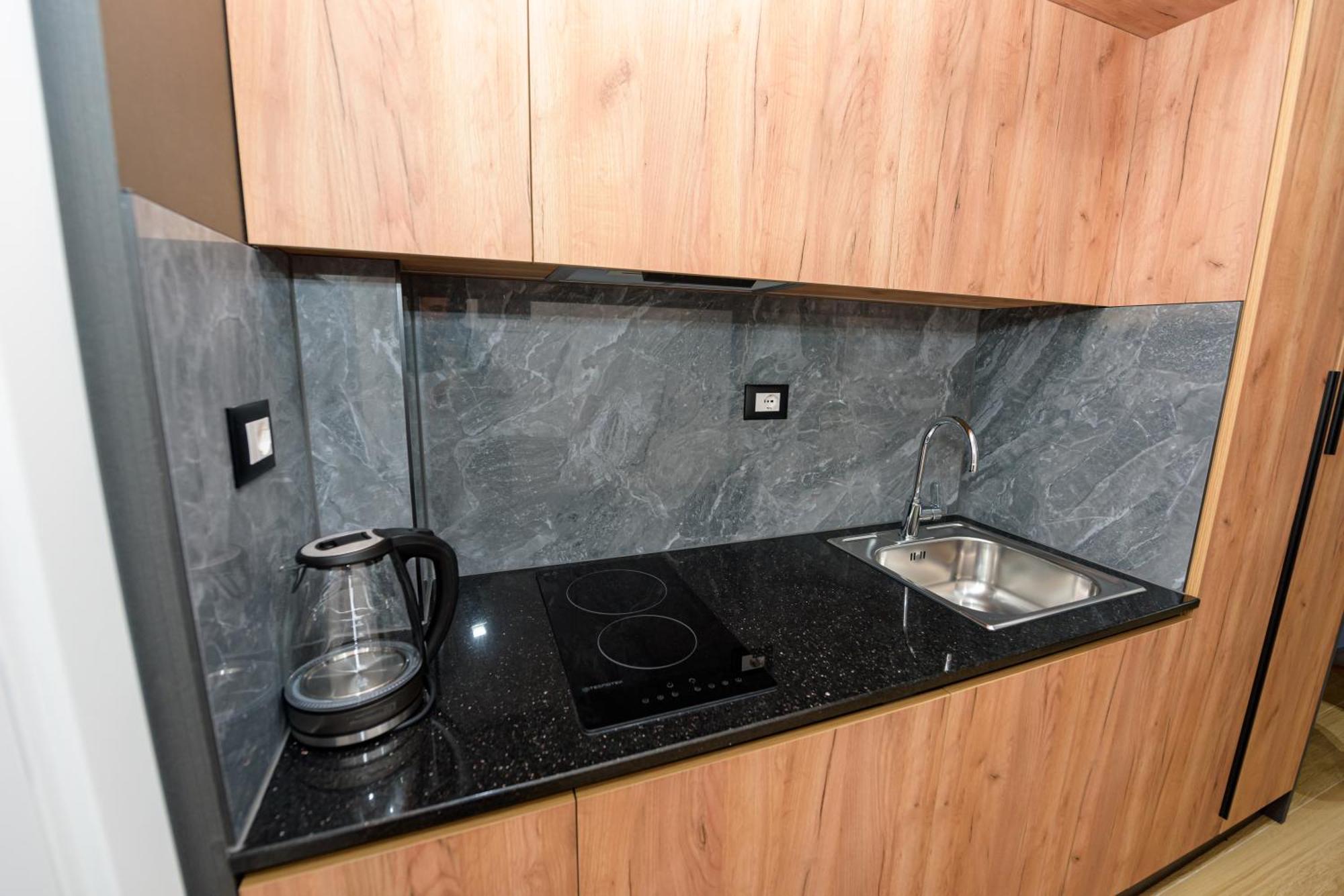 Kevin'S Aparthotel Vlore Exterior photo
