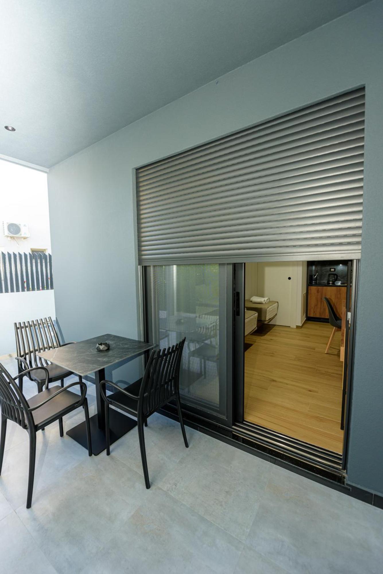 Kevin'S Aparthotel Vlore Exterior photo