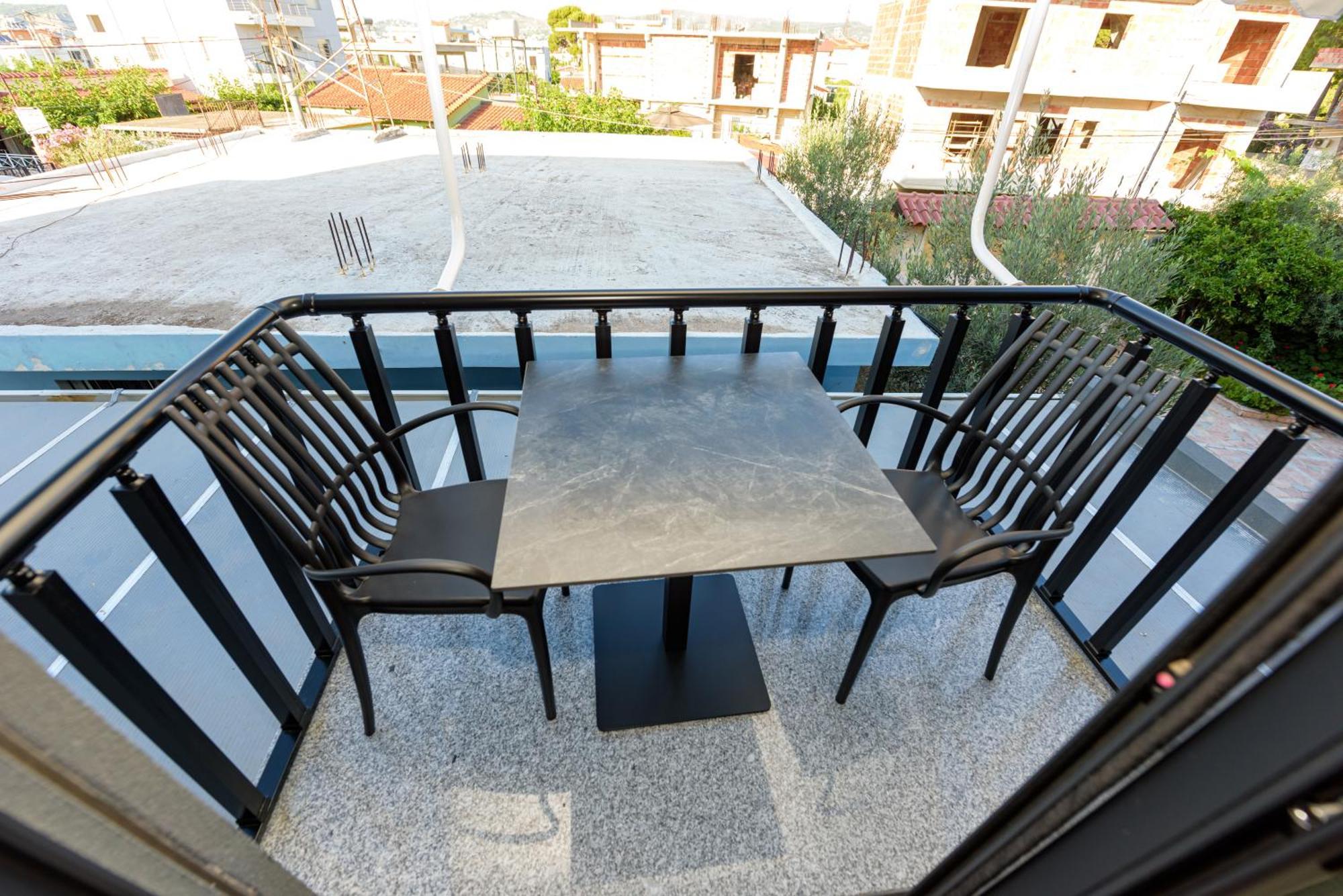 Kevin'S Aparthotel Vlore Exterior photo