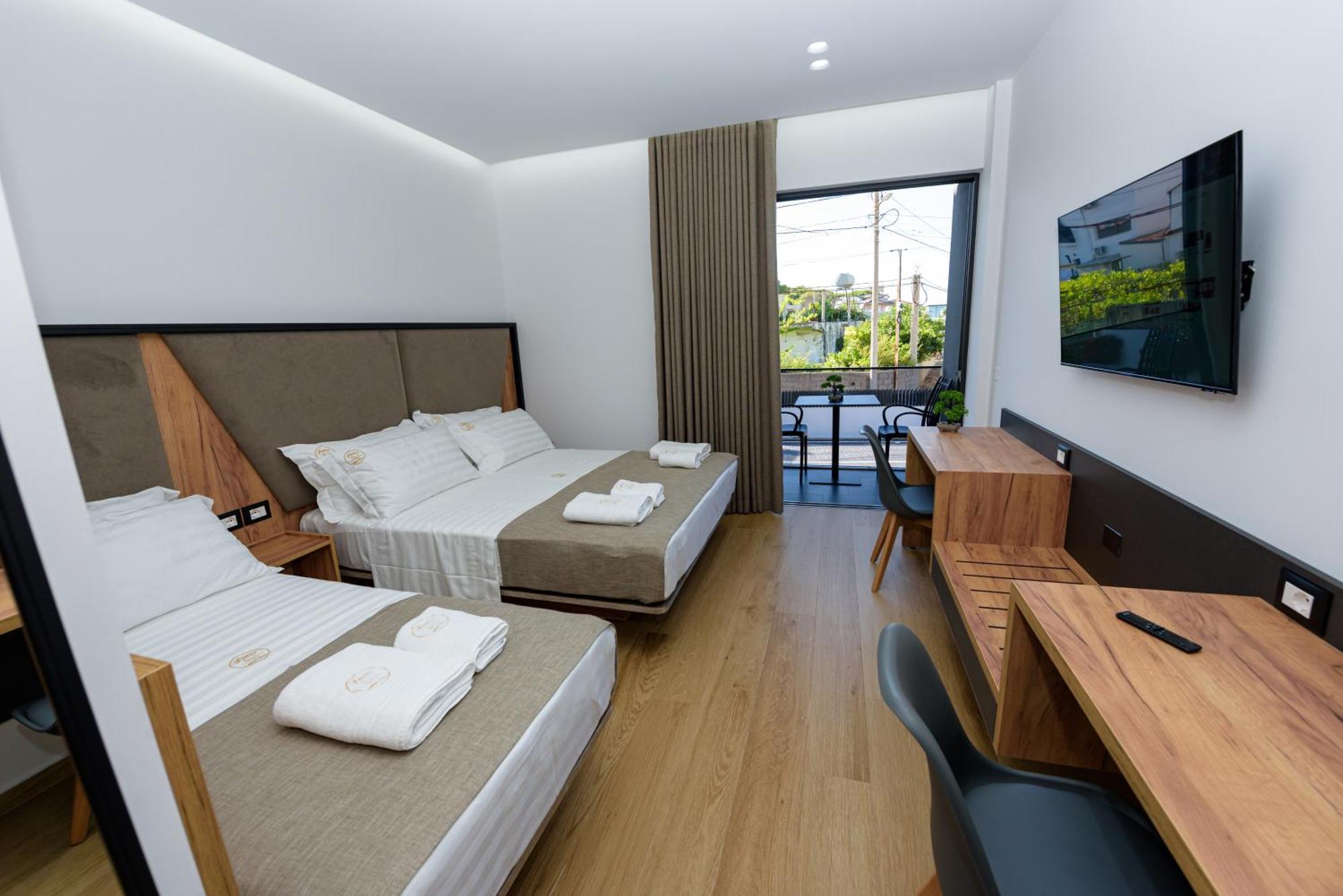 Kevin'S Aparthotel Vlore Exterior photo