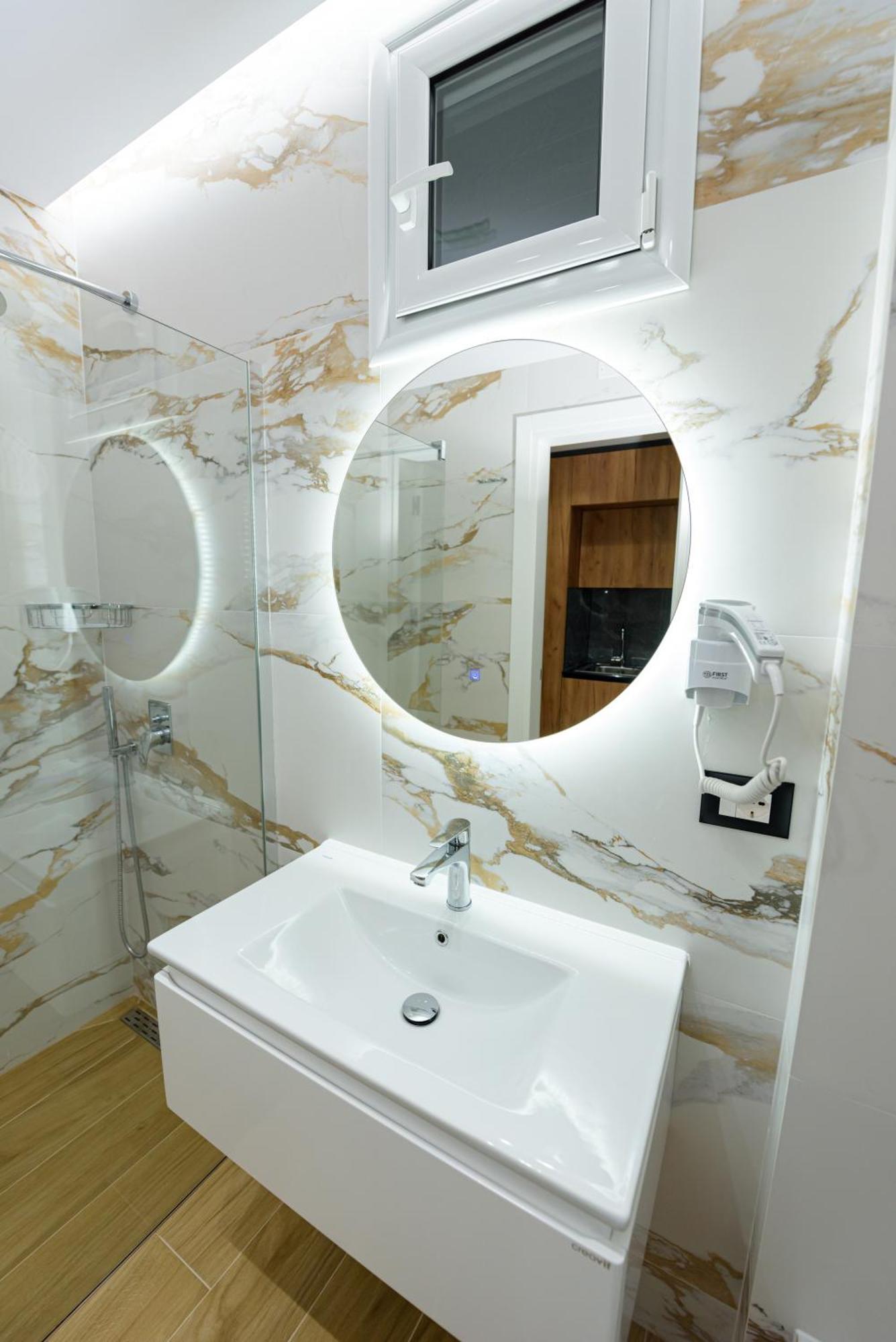 Kevin'S Aparthotel Vlore Exterior photo