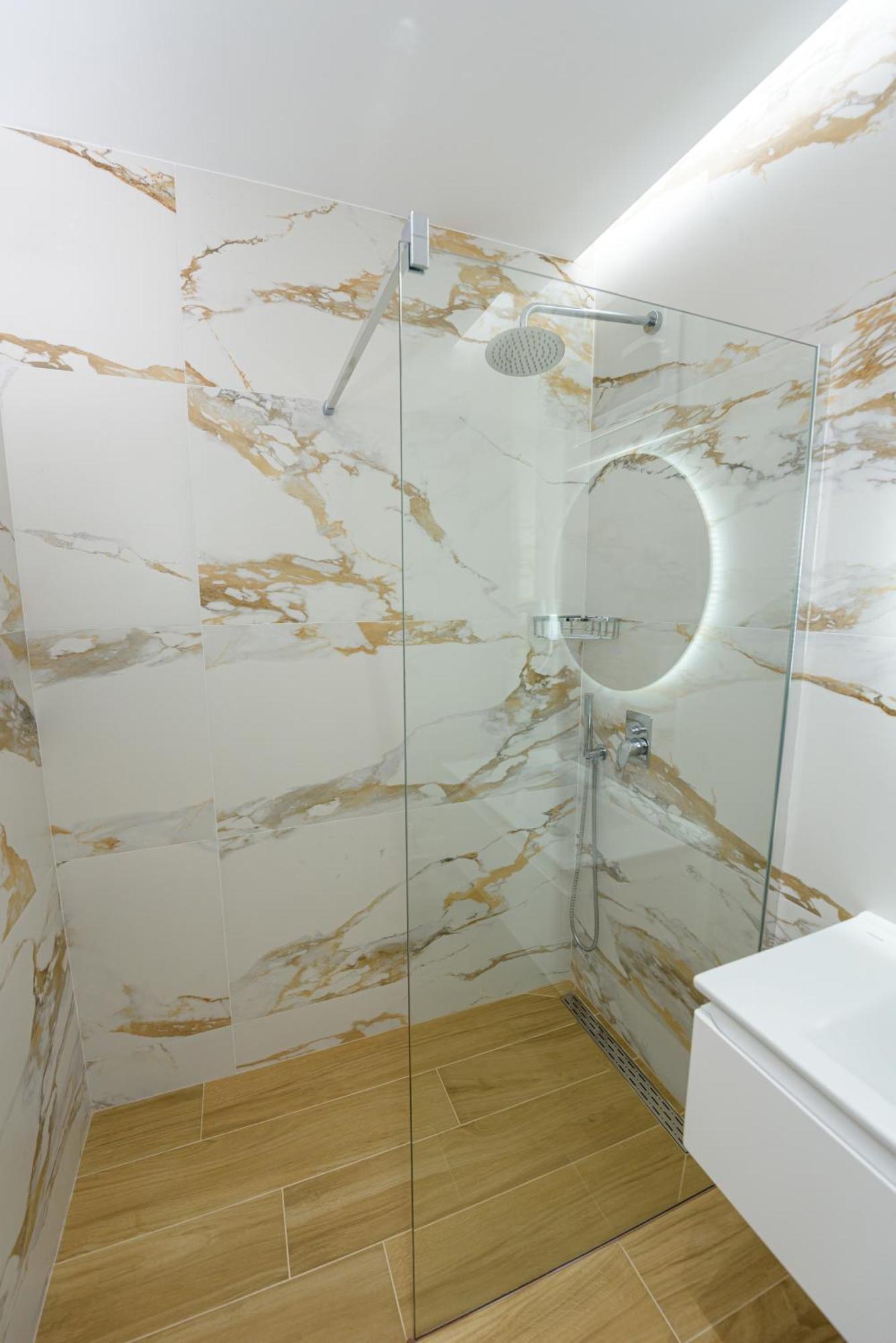 Kevin'S Aparthotel Vlore Exterior photo