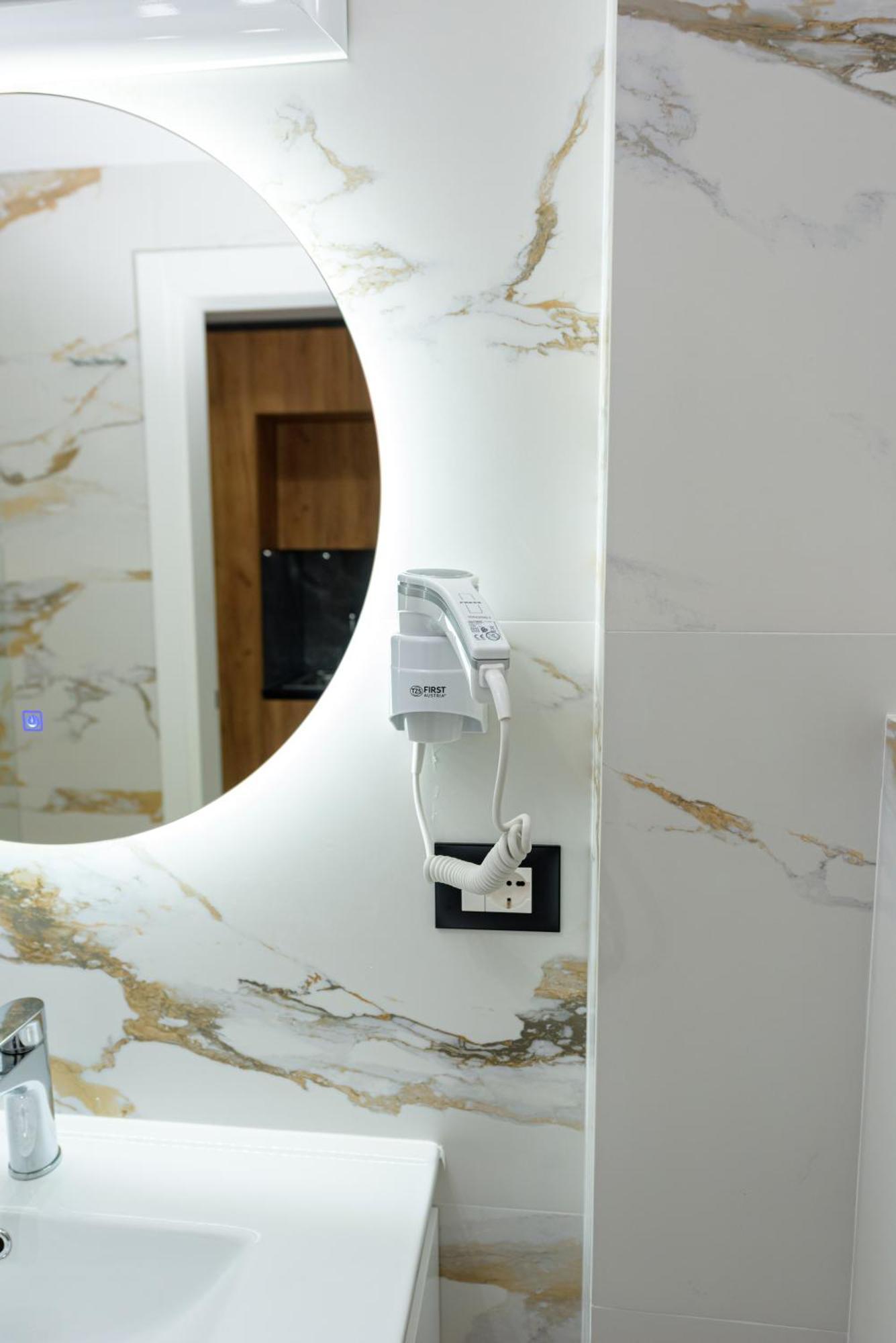 Kevin'S Aparthotel Vlore Exterior photo